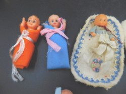 lot 8 baby dolls blanket b